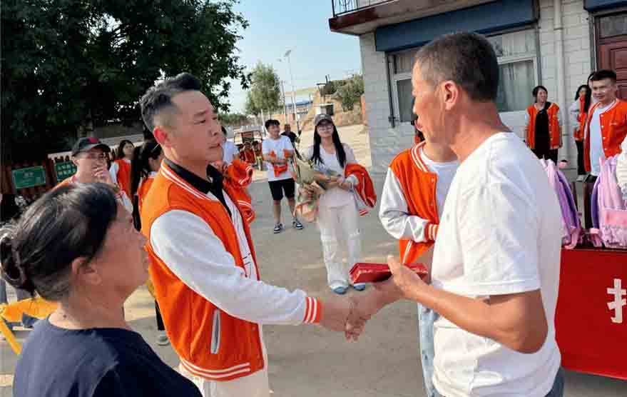 Mr. Liu Xiangwen shook hands with the village officials